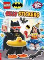 Text: "500+ Stickers", "Silly Stickers", "Pop". Illustration von Lego Batman und Wonder Woman mit Accessoires.