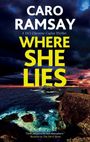 „WHERE SHE LIES“ von Caro Ramsay, ein DCI Christine Caplan Thriller. Dunkle, stürmische Küste mit dramatischem Himmel.