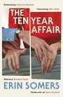 "THE TEN YEAR AFFAIR" von Erin Somers. Hände berühren sich sanft auf einem Geländer, ein Uhr tragender Arm sichtbar.