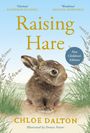„Raising Hare“ von Chloe Dalton, illustriert von Denise Nestor, zeigt einen jungen Hasen auf einer Wiese.