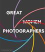 Text: "GREAT WOMEN PHOTOGRAPHERS". Bunte, gebogene Linien auf dunklem Hintergrund, angeordnet wie eine Blende.