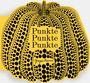 Text: "Punkte Punkte Punkte" und Signatur von Yayoi Kusama. Illustration eines gelben Kürbisses mit schwarzen Punkten.
