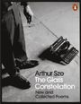 Arthur Sze, The Glass Constellation, New and Collected Poems. Schwarz-Weiß-Foto: Mann bei Schreibmaschine auf Beton.