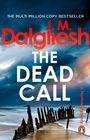 THE MULTI-MILLION COPY BESTSELLER. J.M. Dalgliesh. THE DEAD CALL. A Norfolk Mystery. Küste mit Holzpfählen.