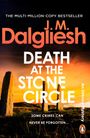 Text: "THE MULTI-MILLION-COPY BESTSELLER, J.M. Dalgliesh, DEATH AT THE STONE CIRCLE, SOME CRIMES CAN NEVER BE FORGOTTEN, An Orkney Mystery" Logo: Pinguin; Hintergrund: Steinkreis bei Sonnenuntergang.
