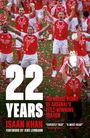"22 YEARS", "THE INSIDE STORY OF ARSENAL'S TITLE-WINNING SEASON". Fußballspieler jubeln auf einem Feld voller Konfetti.