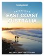 "Experience East Coast Australia" und "Get away from the everyday". Zwei Surfer am Strand bei Sonnenuntergang.