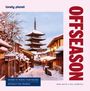 „OFFSEASON“ steht groß vertikal. Winterliche Straße mit traditionellen japanischen Häusern und Schnee.