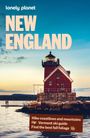 "NEW ENGLAND" in großen Buchstaben, darunter ein rotes Backstein-Leuchtturm auf einem Felsen.