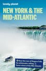 NEW YORK & THE MID-ATLANTIC; Ein Wasserfall und ein Touristenboot in weißem Wasser; blaues Banner mit Sehenswürdigkeiten.