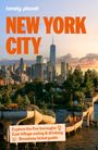 Oben steht „NEW YORK CITY“ in orange. Unten ein moderner Park mit Bäumen, im Hintergrund die Skyline von New York.