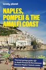 "Naples, Pompeii & the Amalfi Coast" in gelber Schrift. Strand mit Badegästen, darüber eine Stadt an der Küste.