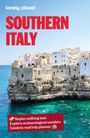 Lonely Planet Reiseführer über Süditalien mit Meer und Klippenstadt im Hintergrund.