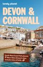 "DEVON & CORNWALL. South West Coast Path planner. Moor hikes & beach vibes. Includes Isles of Scilly." Küstenstadt im Sommer.