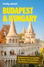 „Budapest & Hungary“ in gelber Schrift vor blauem Himmel, darunter eine Burg mit Türmen und Bäumen im Hintergrund.