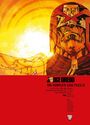 "Judge Dredd: The Complete Case Files 51. Illustration: Düstere Figur mit Helm vor leuchtendem, gelbem Hintergrund."