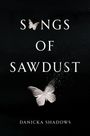„SONGS OF SAWDUST“ und „DANICKA SHADOWS“ in weißer Schrift auf schwarzem Hintergrund, ergänzt durch zwei schimmernde Schmetterlinge.