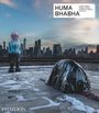 Text: "HUMA BHABHA", "PHAIDON". Eine Statue eines menschenähnlichen Wesens, ein Objekt mit schwarzem Tuch, Skyline im Hintergrund.
