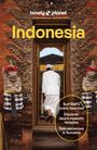 „Lonely Planet. Indonesia. Surf Bali's iconic beaches. Discover Java's majestic temples. Trek volcanoes in Sumatra.“<br>
Ein Mann in Weiß geht durch ein kunstvoll verziertes Tor.