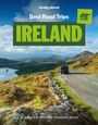 „Best Road Trips IRELAND“ und „57 Easy Escapes on the Open Road“. Landschaft mit Straße, Hügeln und einem Auto.