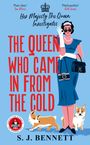 "THE QUEEN WHO CAME IN FROM THE COLD" in roter Schrift. Illustration: Frau in Blau mit Tiara, Corgis, Handtasche und Kamera.