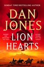 „SUNDAY TIMES BESTSELLING AUTHOR DAN JONES LION HEARTS“. Illustration: Reiter vor einer Burg in roter Landschaft.