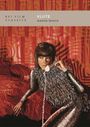 BFI FILM CLASSICS, KLUTE, Amelie Hastie. Illustration einer Frau im flauschigen Kleid mit Telefon, abstrakter roter Hintergrund.