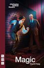 Texte: chichester festival theatre, NHB, Magic, David Haig.  
Zwei Männer auf einer Bühne, einer taucht aus einer gemusterten Wand.