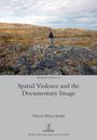 „Spatial Violence and the Documentary Image“ von Patrick Brian Smith. Ein Mann steht in einer felsigen, grasbewachsenen Landschaft.