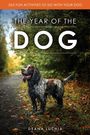 "365 Fun Activities to Do with Your Dog: The Year of the Dog" und "Deana Luchia". Enthält einen fröhlichen Hund auf einem Herbstweg.