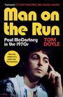 "Man on the Run: Paul McCartney in the 1970s" von Tom Doyle. Ein Mann denkt nach, Hand am Gesicht.