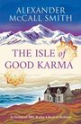 Titel: „The Isle of Good Karma“. Autor: Alexander McCall Smith. Illustration mit Haus vor Küstenlandschaft und Bergkulisse.