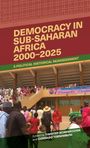 Text: "DEMOCRACY IN SUB-SAHARAN AFRICA 2000–2025". Menschenmenge vor einem großen, offenen Gebäude.