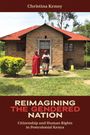 Titel: "Reimagining the Gendered Nation". Zwei Frauen stehen vor einem kleinen Backsteinhaus mit rotem Dach.