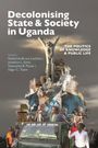 Text: "Decolonising State & Society in Uganda. The Politics of Knowledge & Public Life. Edited by Katherine Bruce-Lockhart..."

Große Skulptur vor bewölktem Himmel, Menschen jubeln auf einem Fahrzeug.
