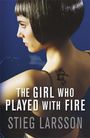 „THE GIRL WHO PLAYED WITH FIRE“, Stieg Larsson. Frau im Profil mit Drachen-Tattoo auf dem Rücken.