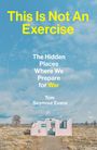 „This Is Not An Exercise. The Hidden Places Where Britain Prepares for War. Tom Seymour Evans.“ Ein verlassenes Gebäude auf einem Feld.