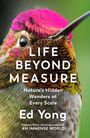 Text: "LIFE BEYOND MEASURE: Nature's Hidden Wonders at Every Scale, Ed Yong". Bunter, schillernder Kolibri in Nahaufnahme.