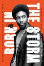 „BORN IN THE STORM“ in großen Buchstaben; „THE POLITICAL ODYSSEY OF A BLACK PANTHER VETERAN“. Schwarz-weiß Fotografie eines Mannes.