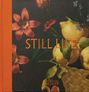 "STILL LIFE" in oranger Schrift. Blumen und Zitronen in einem Korb, gestaltet im klassischen Stillleben-Stil.