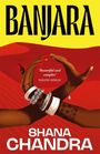 Text: "BANJARA", "Beautiful and complex" - Nalini Singh, "SHANA CHANDRA". Zwei Hände mit Schmuck und Henna vor rotem Hintergrund.