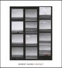 Text: "Robert Adams Contact". Eine Sammlung von Schwarz-Weiß-Fotografien eines weiten, flachen Lands mit Himmel.