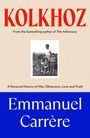 Text: "KOLKHOZ", "From the bestselling author of The Adversary", "A Personal History of War, Obsession, Love and Truth", "Emmanuel Carrère." Schwarz-weißes Foto einer Frau mit drei Kindern.