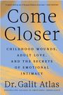 Text: "Come Closer: Childhood wounds, adult love, and the secrets of emotional intimacy. Dr. Galit Atlas."  
Hintergrund: Blaue Farbe mit orangefarbenen Pinselstrichen.