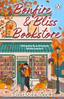 Ein Paar umarmt sich vor einem herbstlich dekorierten Buchladen. Oben steht: "Bonfire & Bliss Bookstore".