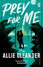 „PREY FOR ME“ von Allie Oleander. Silhouetten eines Paares im Wald, aufgehängte Kleidung im Hintergrund.