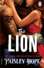„The Lion“, „The Sunday Times Bestselling Author“, Paisley Hope. Eine Frau in rotem Kleid umarmt einen tätowierten Mann.
