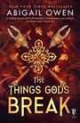 "ABIGAIL OWEN" oben, "THE THINGS GODS BREAK" unten. Zwei verzierte Speere in Kreuzform, flankiert von mythischen Symbolen.