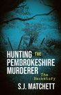 Text: "Hunting the Pembrokeshire Murderer: The Backstory" von S.J. Matchett. Waldweg in blauem Licht.