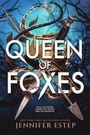 "QUEEN OF FOXES" ist der Titel. Eine Krone, ein Schwert und ein Pfeil mit blauen Federn sind in einem bläulichen Hintergrund.